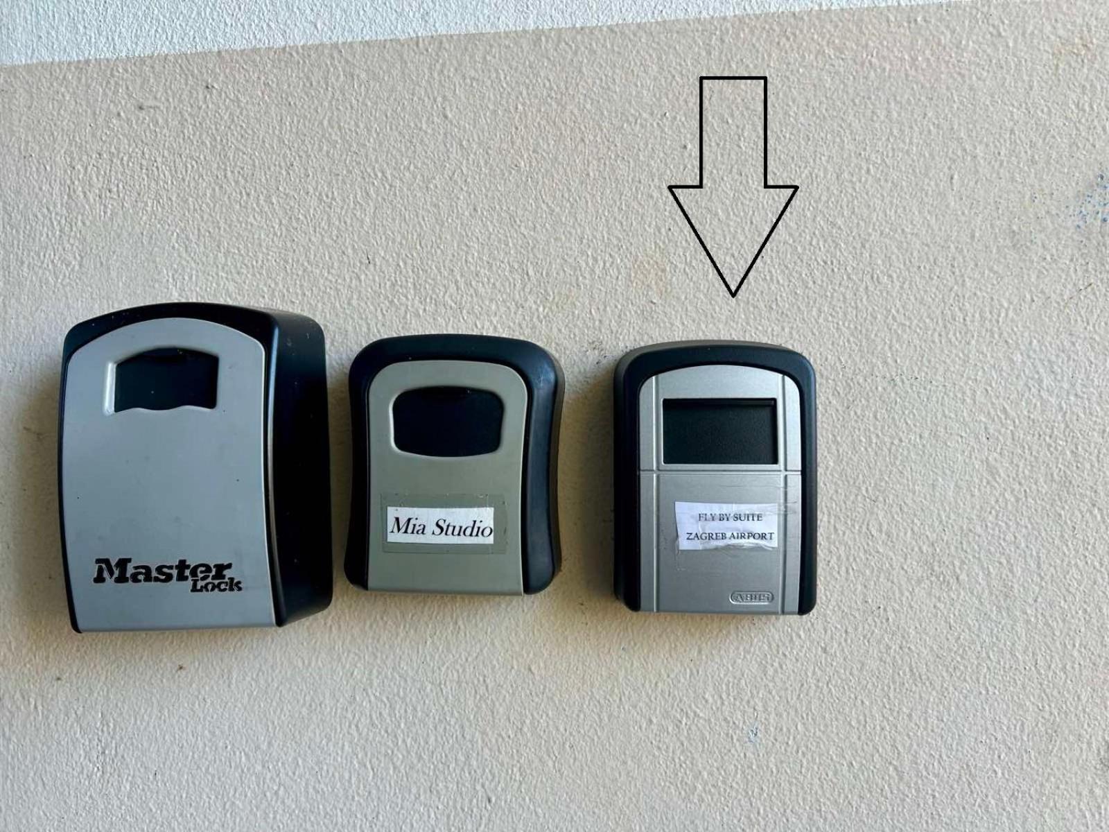 Fly By Suite - Zagreb Airport - 0-24H Self Check In&Out - Parking On Site Velika Gorica Buitenkant foto